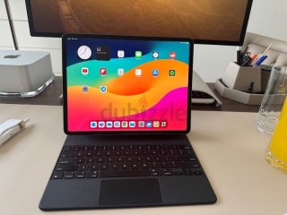 IPad Pro 12.9 5th Gen 256GB Wifi/Cell including Keyboard and Pen - MINT CONDITION