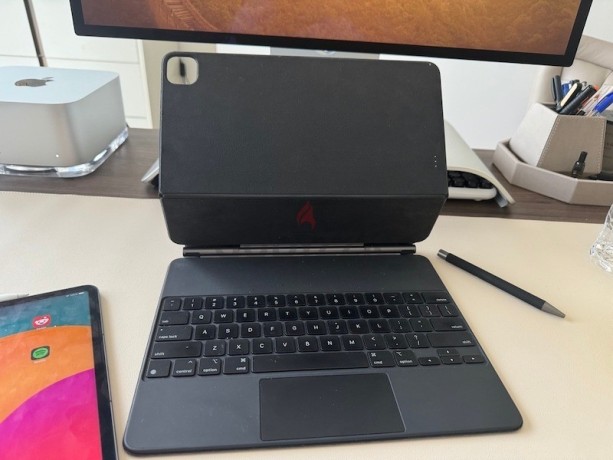 ipad-pro-129-5th-gen-256gb-wificell-including-keyboard-and-pen-mint-condition-big-1